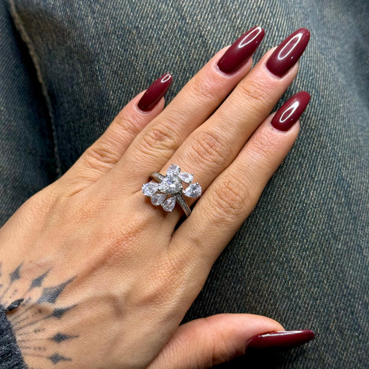 Damlalarla Sarılı Damla Tek Taş Yüzük